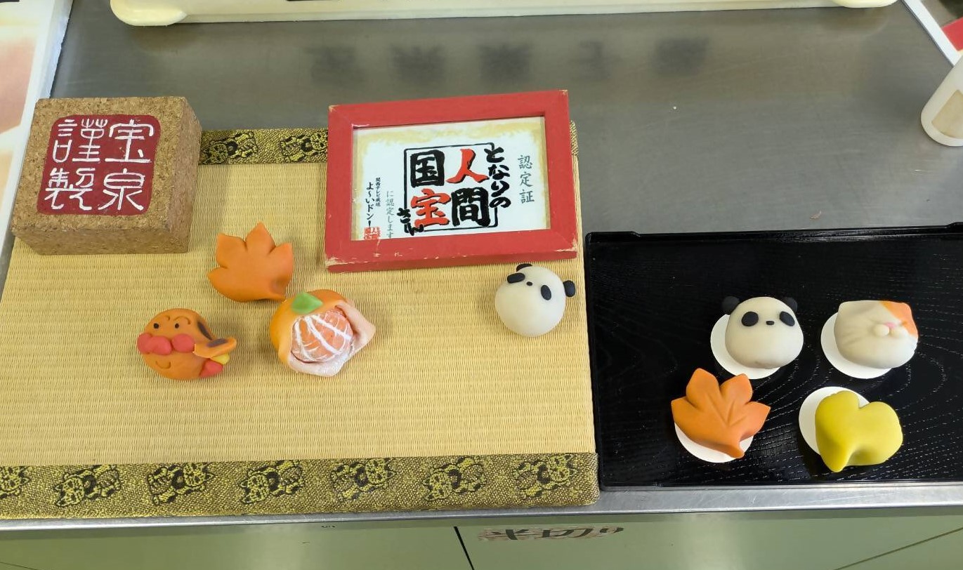 和菓子作り体験で出来上がったお菓子(貝塚市イメージキャラクター「つげさん」やもみじ、いちょう、パンダなど、様々な色、形のお菓子がある)