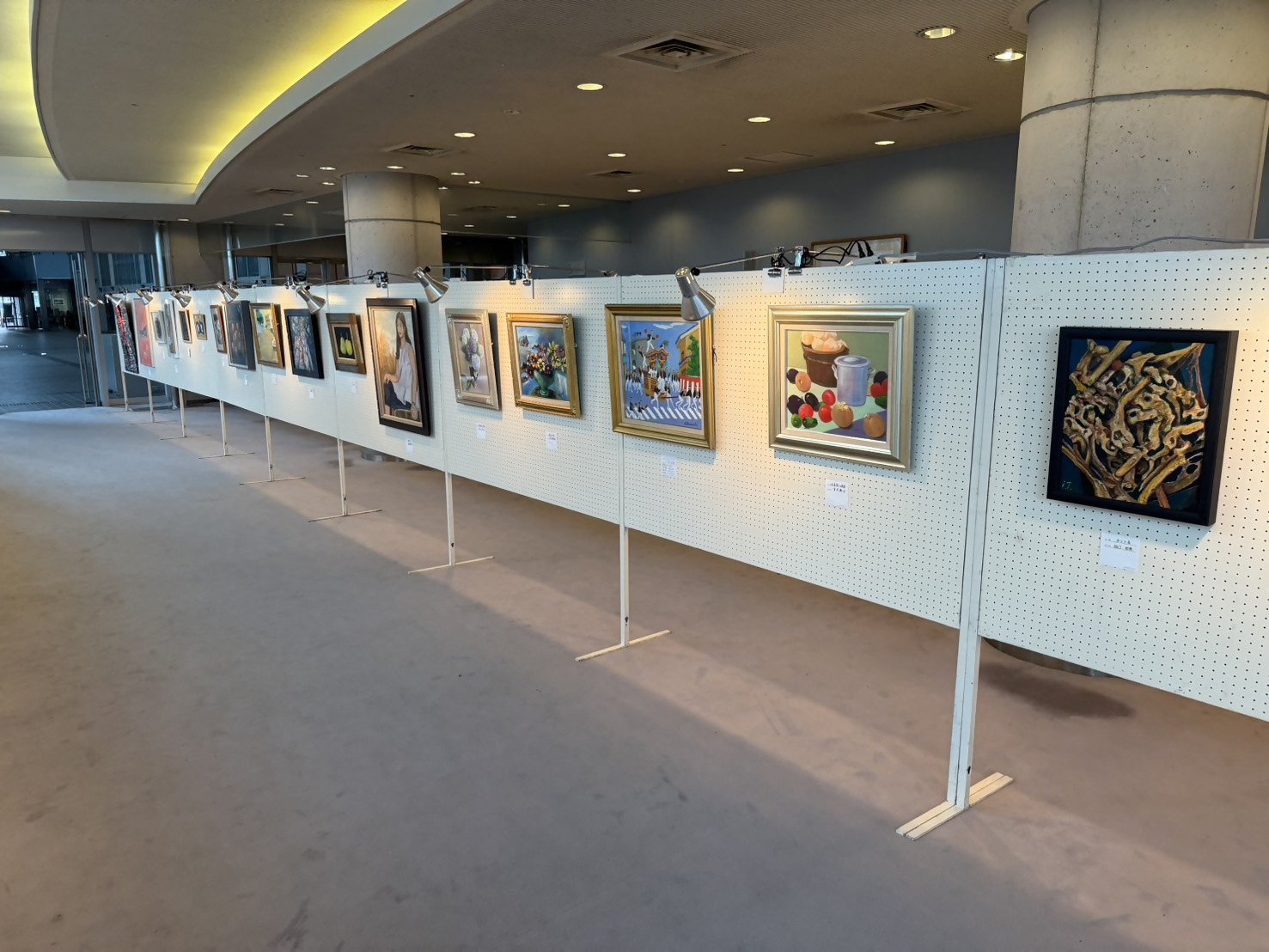 絵画を展示している様子