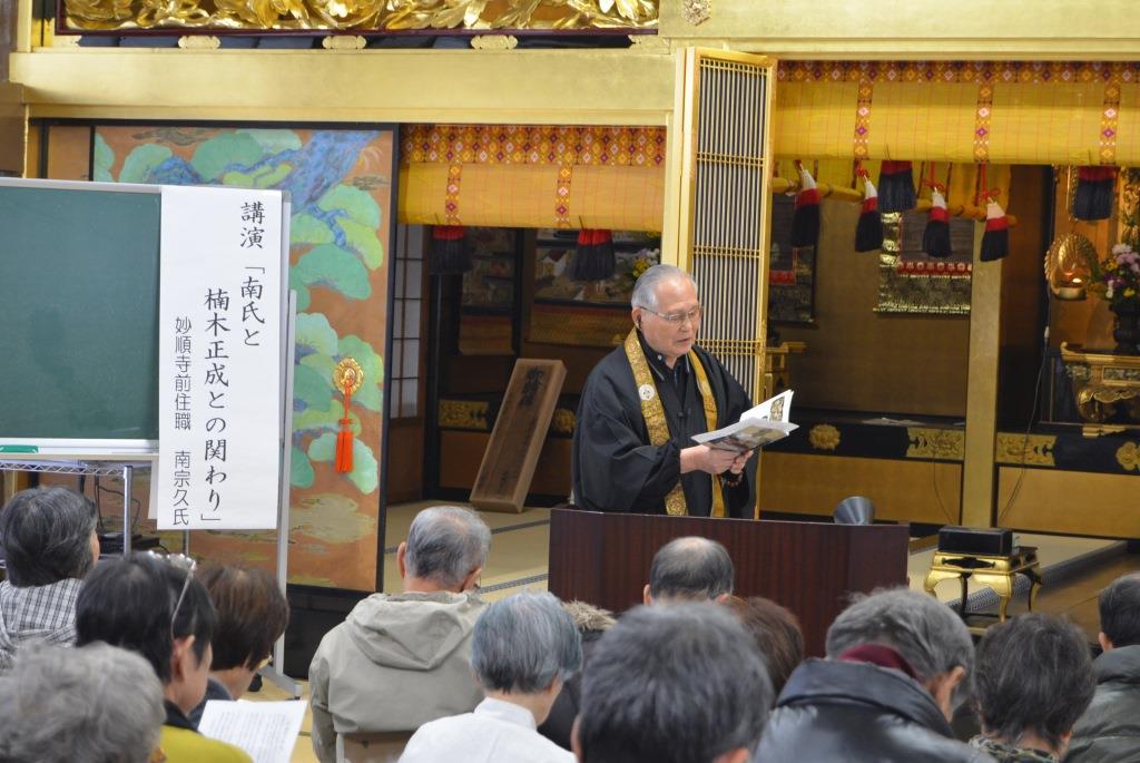 お寺や南氏の歴史について熱心に話す南前住職