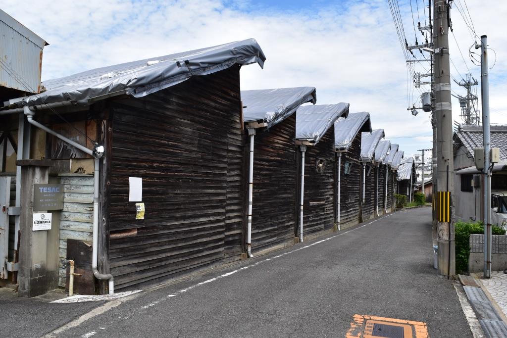 のこぎり屋根の工場の写真