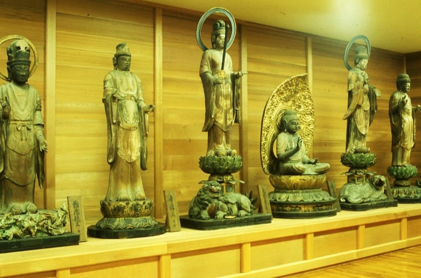 孝恩寺収蔵庫内の仏像