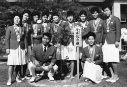 ニチボー貝塚と優勝記念樹を囲んで監督・選手の集合写真