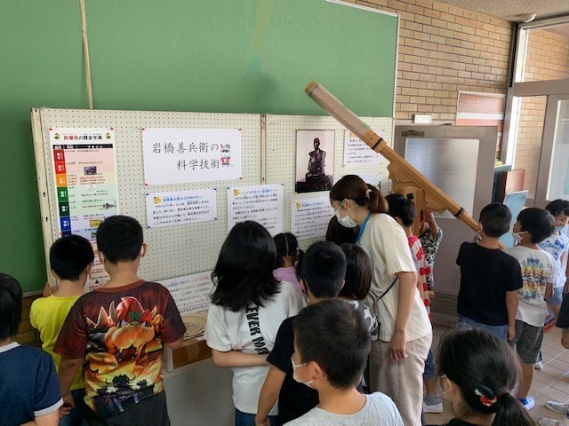 食い入るように展示を観る子どもたち1