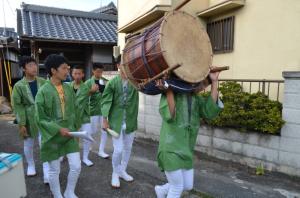 町内を練り歩く三ツ松明土行念仏の様子の写真