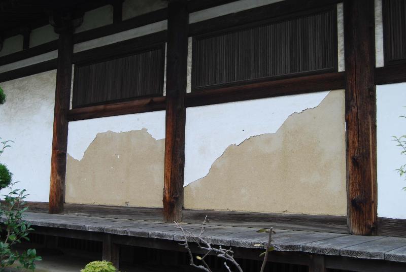 写真5 漆喰がはがれていた修理前の漆喰壁の写真