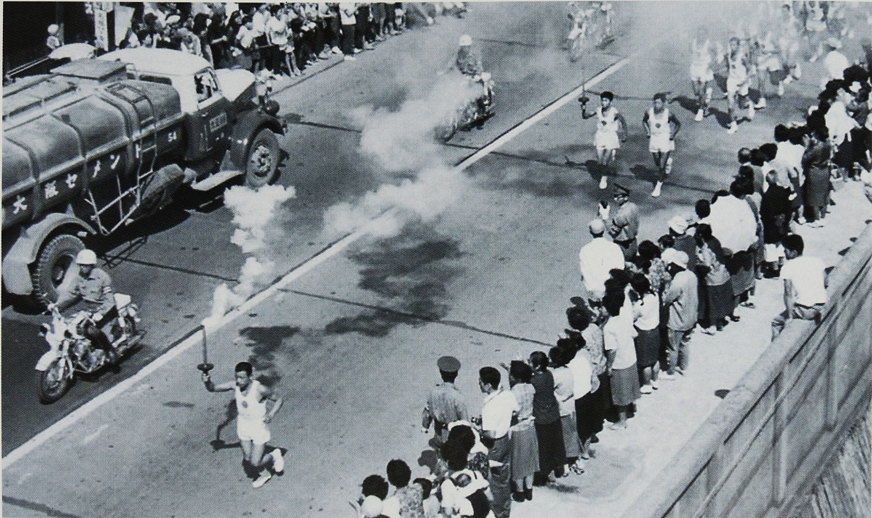 1964年の聖火リレーの写真