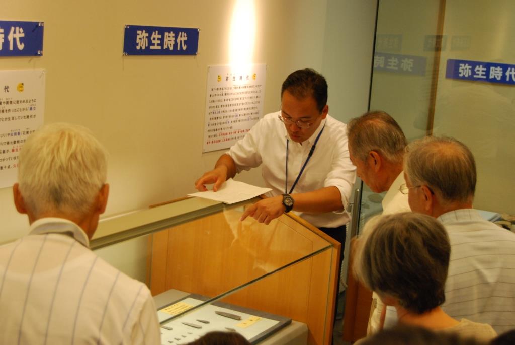 セミナー講師(担当者)による展示解説の写真