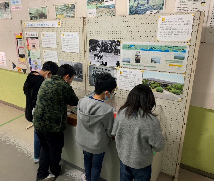 熱心に展示を見る子どもたちの写真