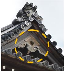 取り付けられた懸魚の写真