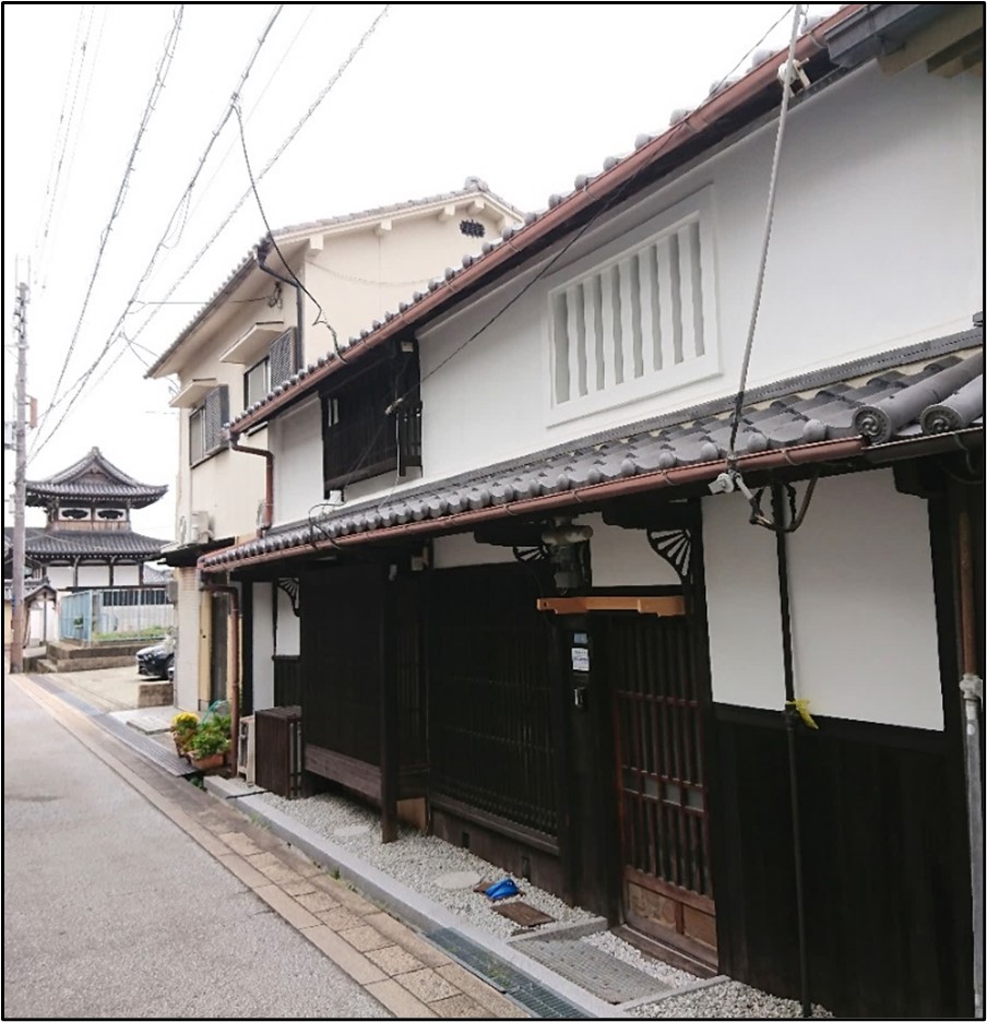 テンプス85号の表紙の画像です。貝塚寺内町まちや館(旧田中家住宅主屋)の外観が写っています。