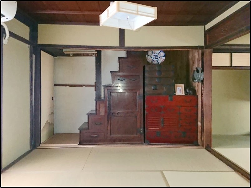 1階のオクミセにある箱階段