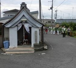 辻堂と三ツ松明土行念仏の一行の写真