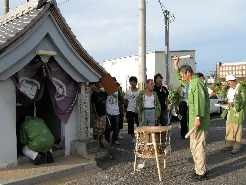 三ツ松明土行念仏(チャンチャンヒキ) 辻堂前の写真
