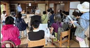 井手家住宅にて南川さんの話に聞き入るみなさん
