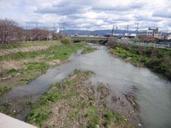 永久橋 (上流側:標高7メートル)。貝塚市脇浜と澤の境。下流の景観です。画面の奥に写っている橋は南海本線です。