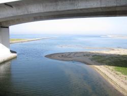この画像は、2010年5月17日に撮影した近木川河口の満潮の景観です。脇浜潮騒橋から海側に向かって撮影しています。