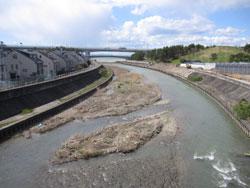 貝塚近木川大橋、府道臨海線(下流側)。貝塚市脇浜と澤の境です。両岸ともコンクリート護岸です。画像の右手に、河口干潟再生地(汽水ワンド)があり、画像の奥が近木川河口です。