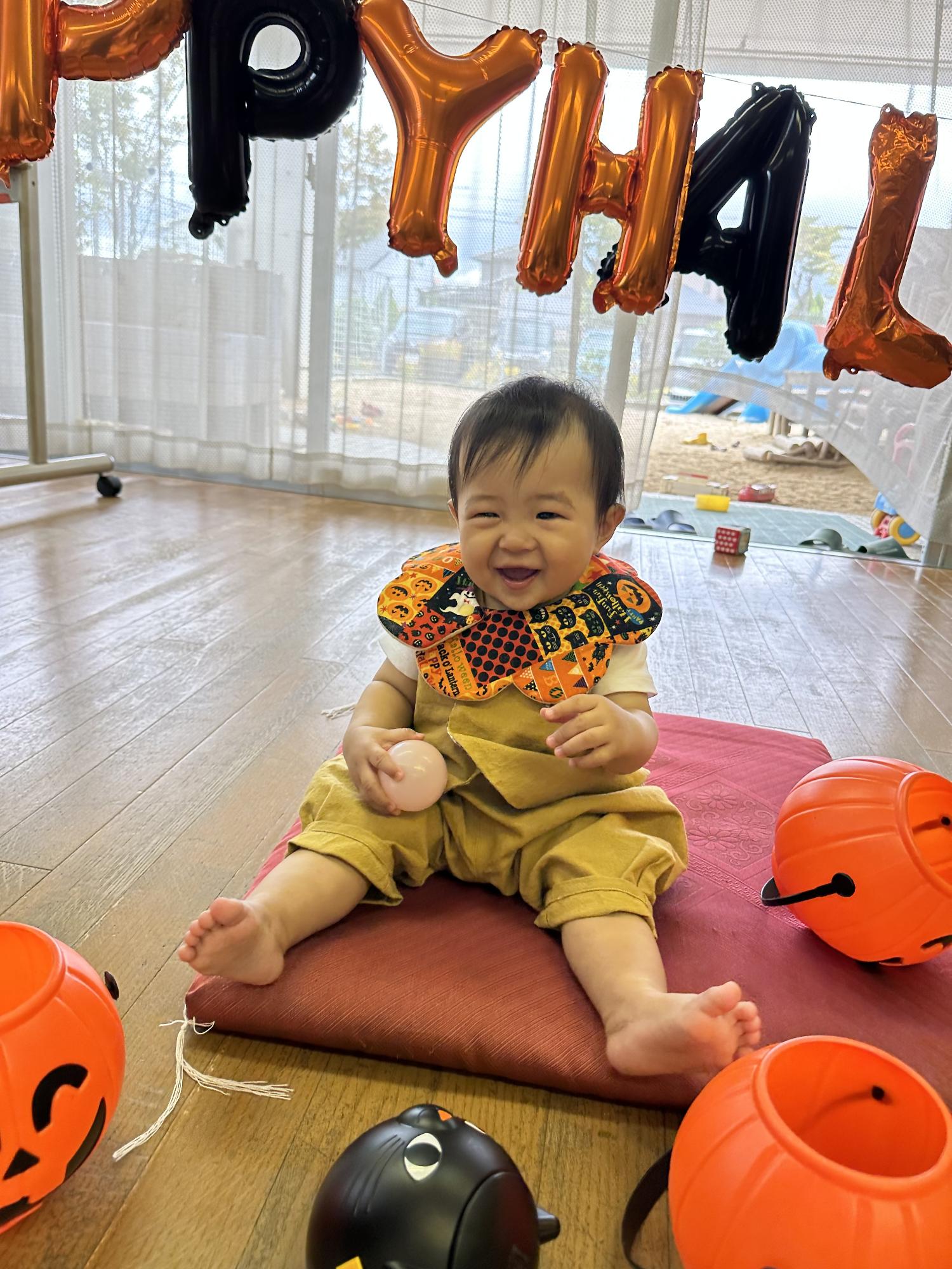 赤ちゃんルームのハロウィンの様子(初めてのハロウィンに大喜びしている赤ちゃんの写真)