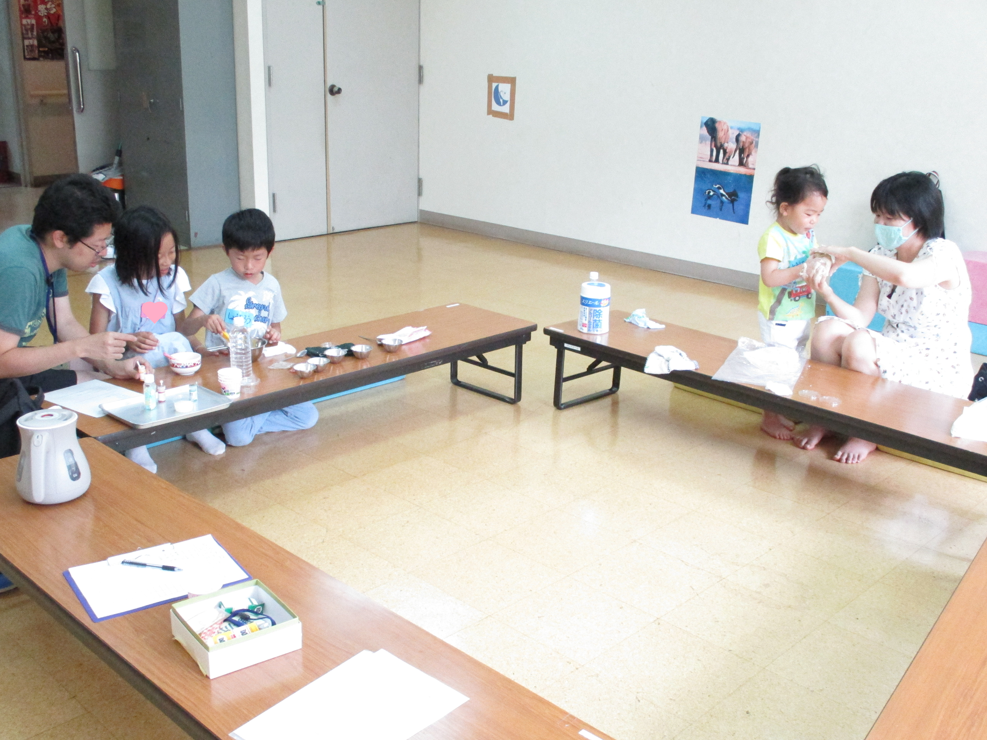 お父さんと子ども達がぷにぷにグミ石鹼を作っています。