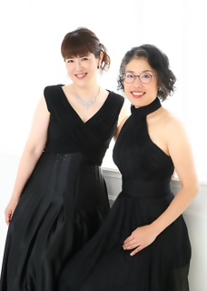 ピアノデュオ出演者2名の写真