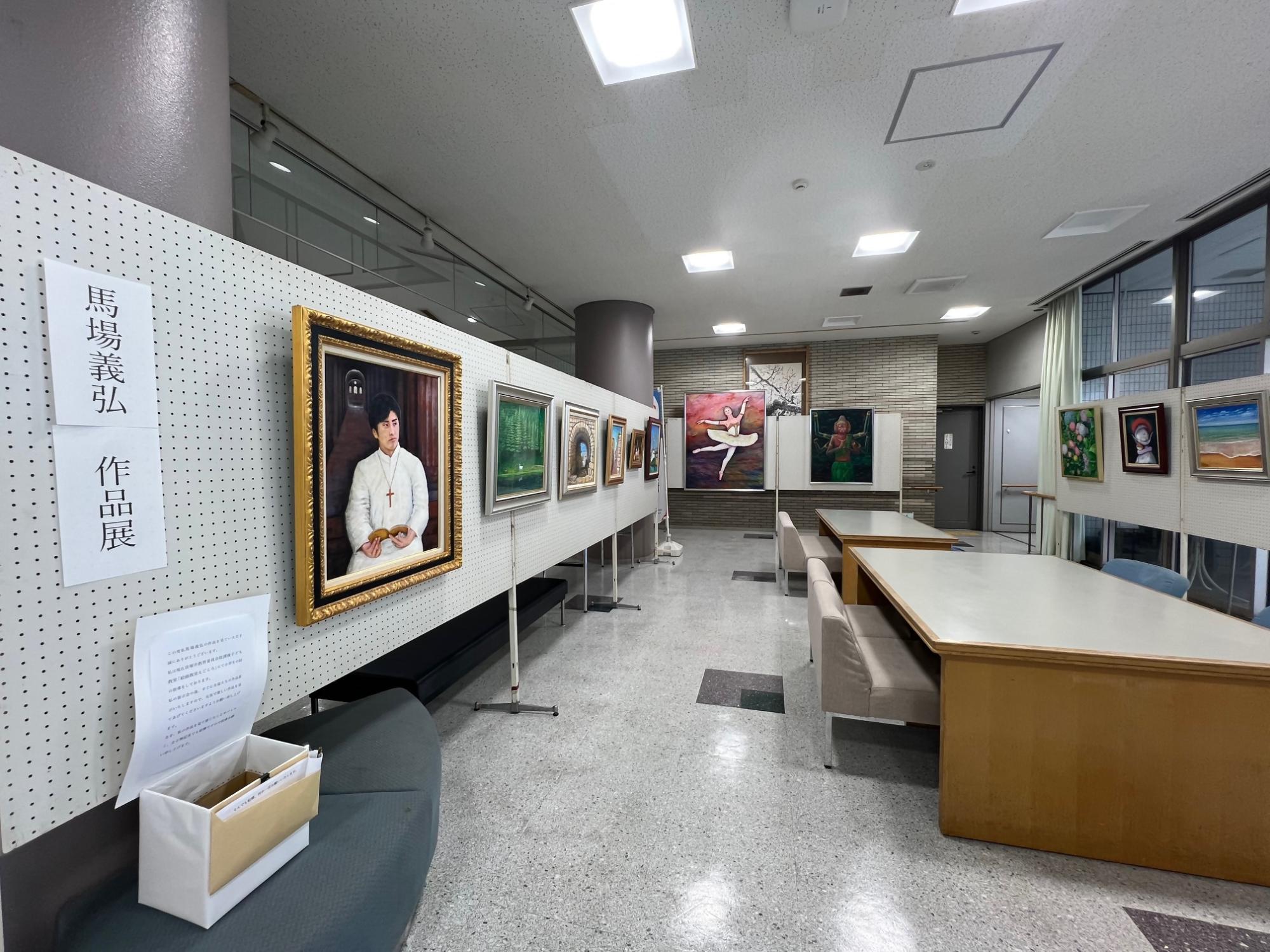 市内在住ばば氏によるロビー展示です。人物や風景、果物などの絵画が15点展示されています。