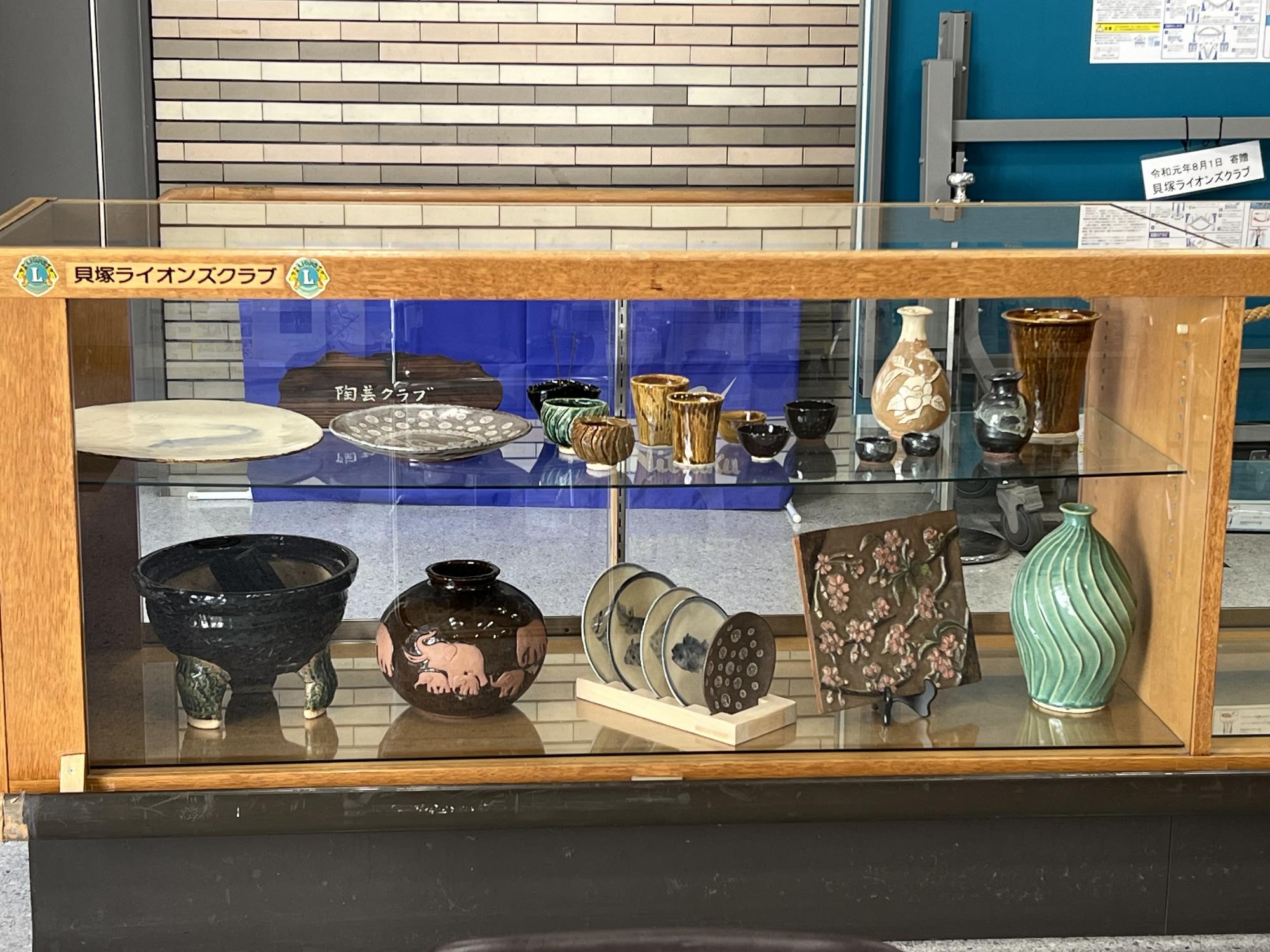 陶芸クラブの展示作品です。お皿や花瓶、置物が展示されています。