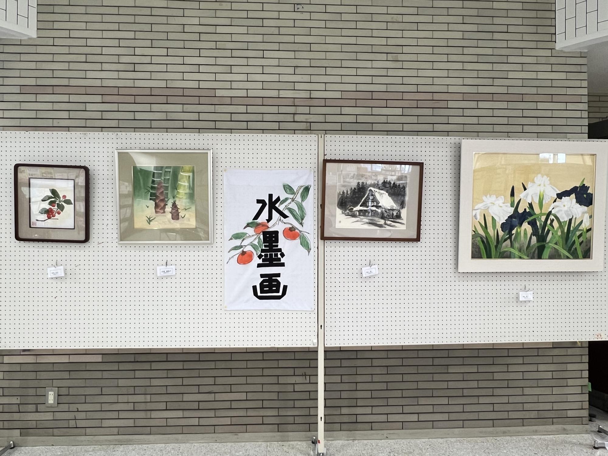 水墨画クラブの展示作品です。花や家などが美しく表現されています。