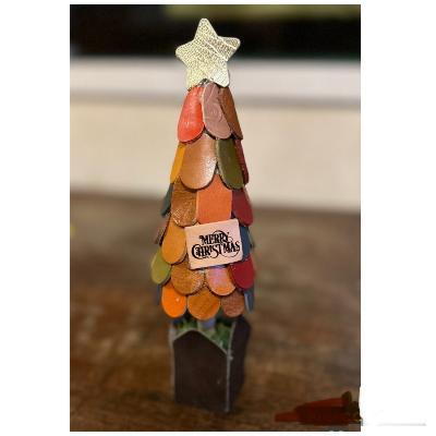 皮を張り合わせて作ったっクリスマスツリー