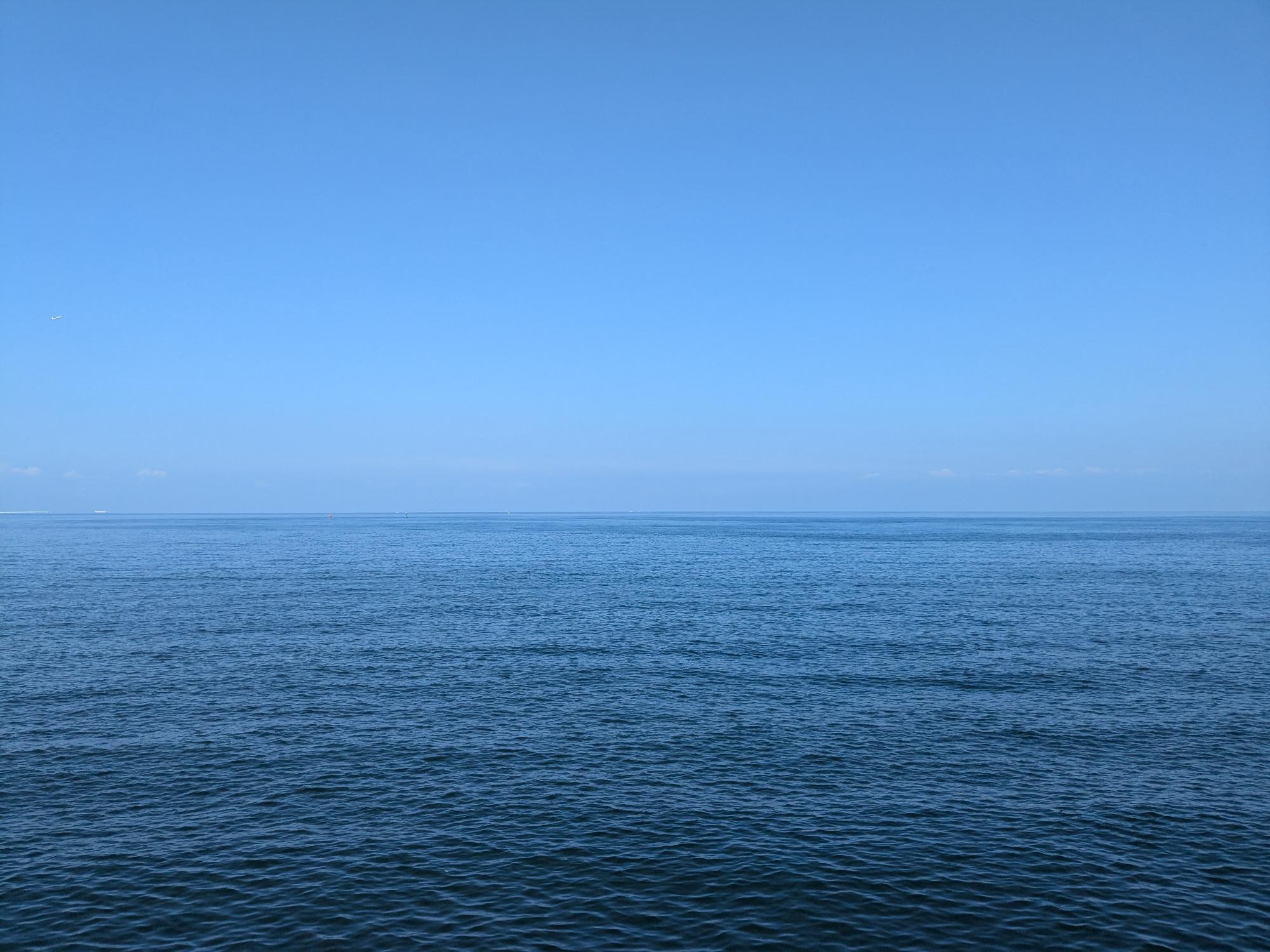 二色南緑地緑道から海岸線を望む
