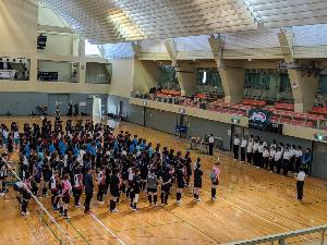 貝塚市バレーボール連盟大会で参加チームが集まっている様子