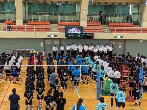 貝塚市バレーボール連盟大会で参加チームが集まっている様子を後ろから見た図