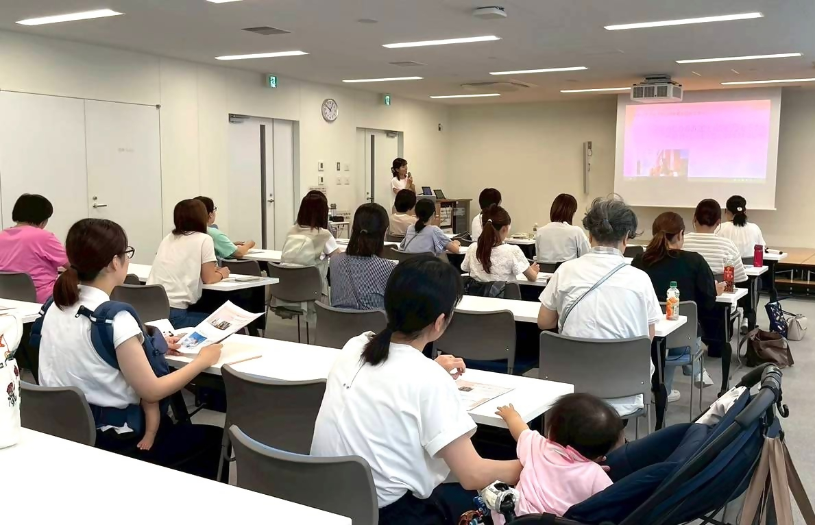 キャリアステップ貝塚の説明会において、参加さている方が、講師の説明を聞いている様子。