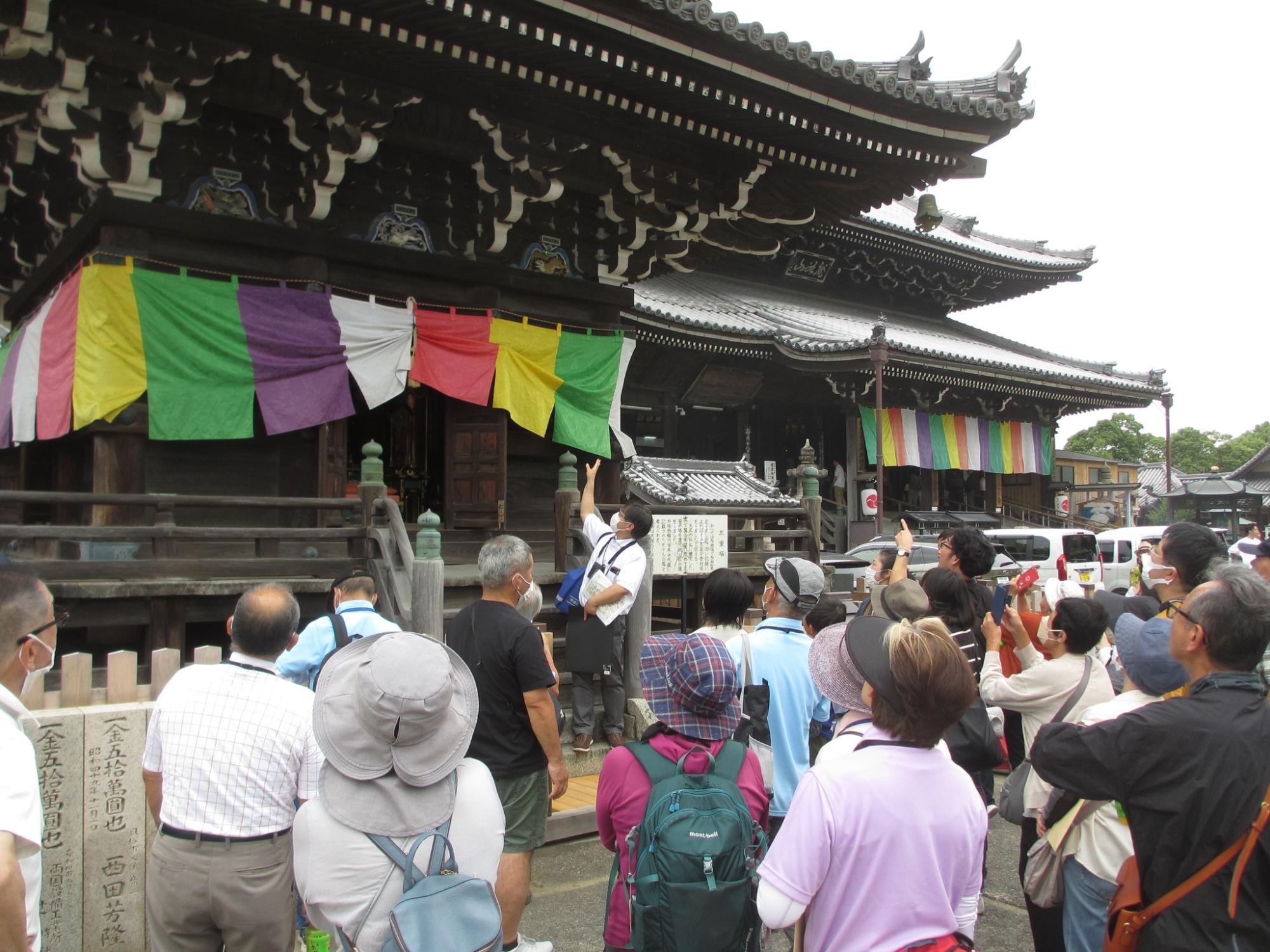 水間寺本堂の前