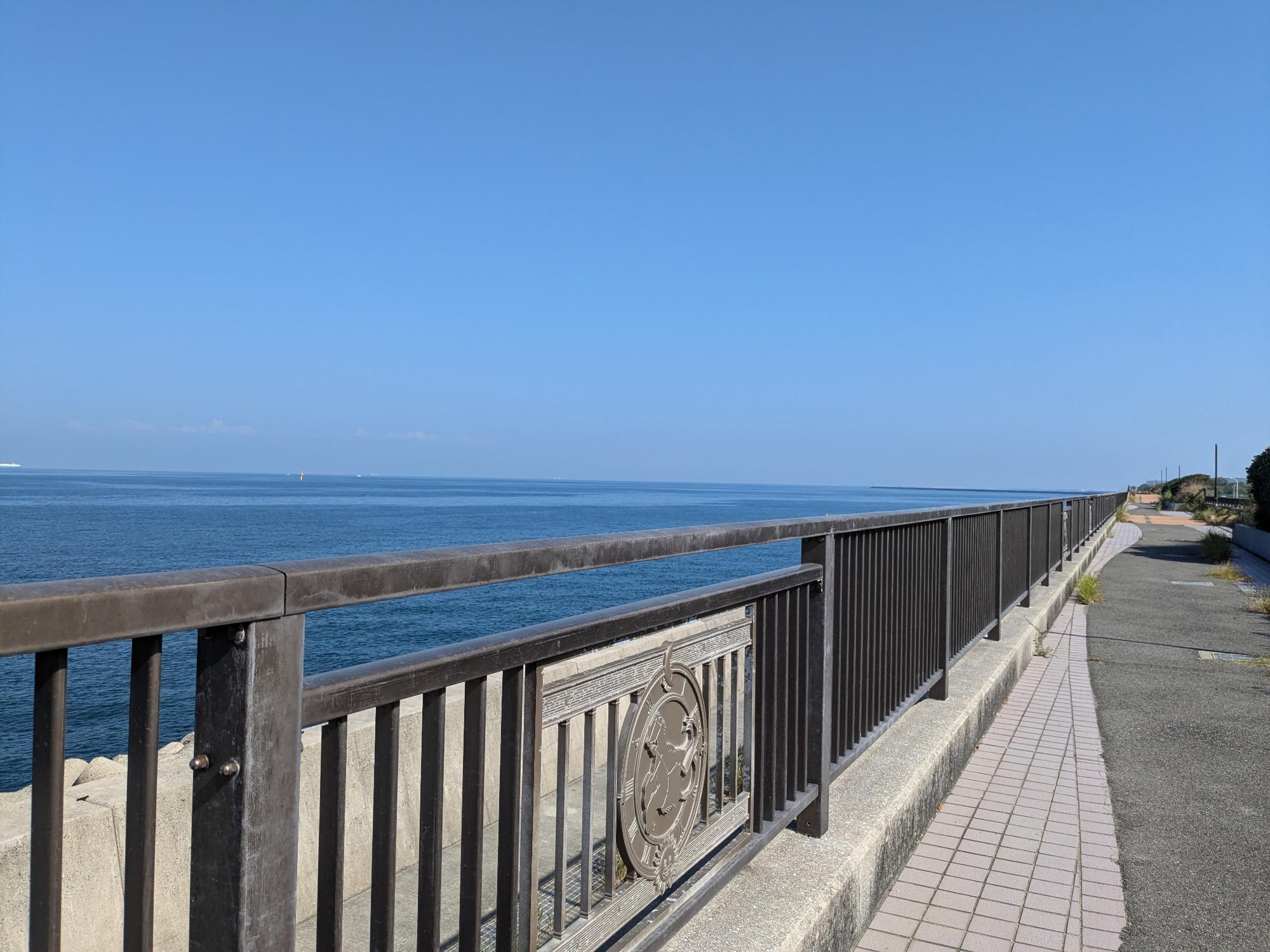 二色南緑地緑道から大阪市の方角を望む景色(青空のもと撮影)