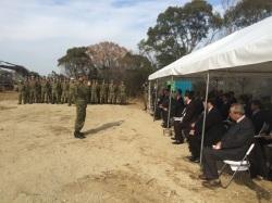 着工式で挨拶する陸上自衛隊第3施設大隊長