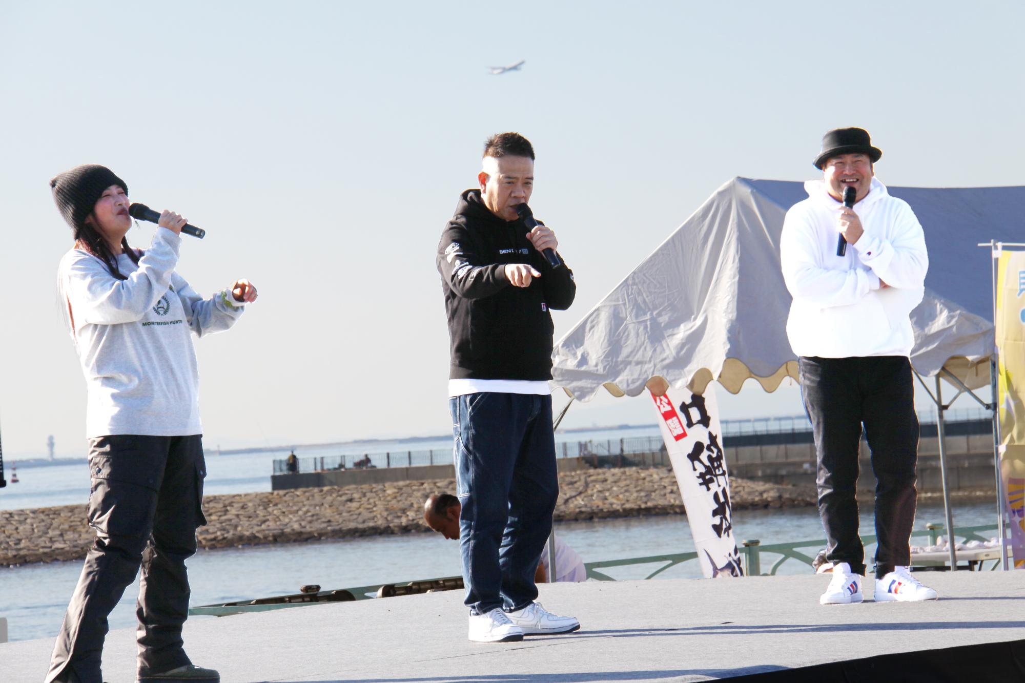 ステージ上の3人