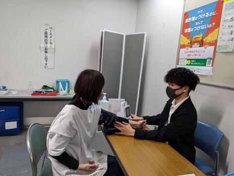 保健師が健診を行っている様子です。