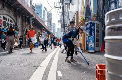 街中でごみ拾いしながらウォーキングしている様子の画像です。