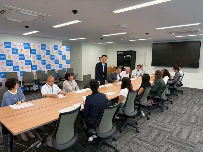 カルバーシティ市の皆さんとが表敬訪問に来られた様子