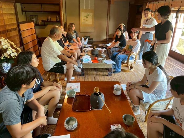 寺田家にあるお庭の前にてお茶の淹れ方、飲み方を学んだ様子