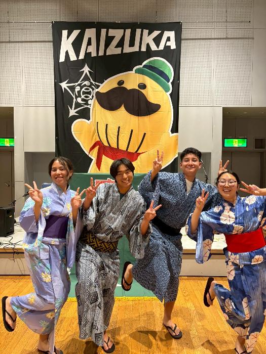 市内高校生たちと一緒に盆踊り体験をした様子