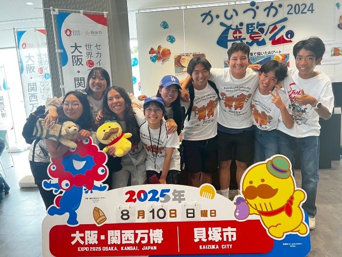 貝塚市高校生とカルバーシティ市高校生が仲睦まじく写真を撮影した様子