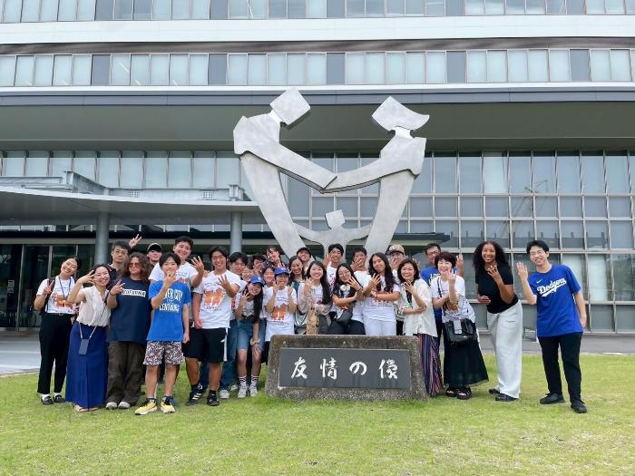 全員で記念に集合写真を撮った様子
