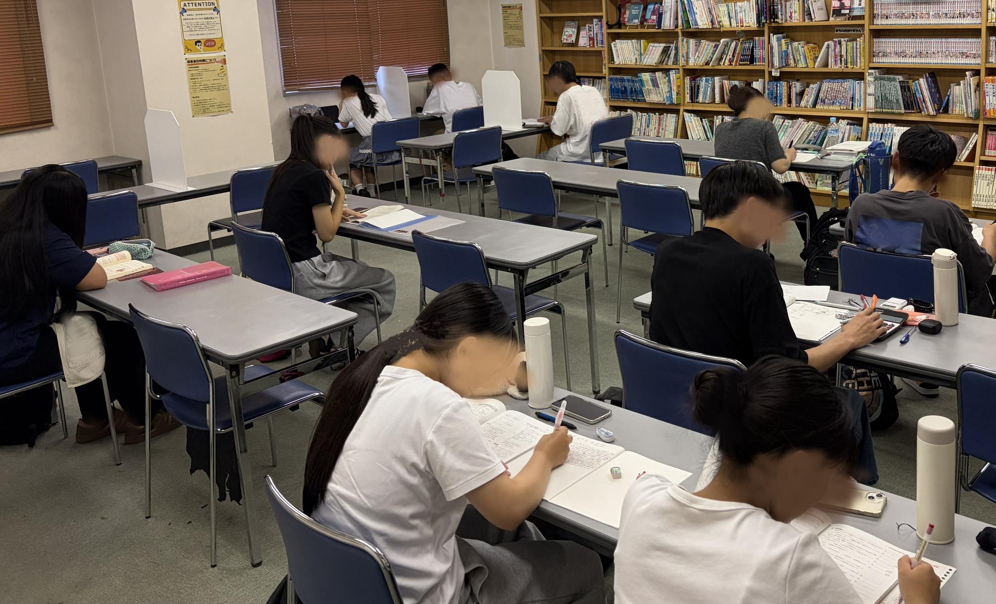 青少年センター図書室で自習する学生たちの様子