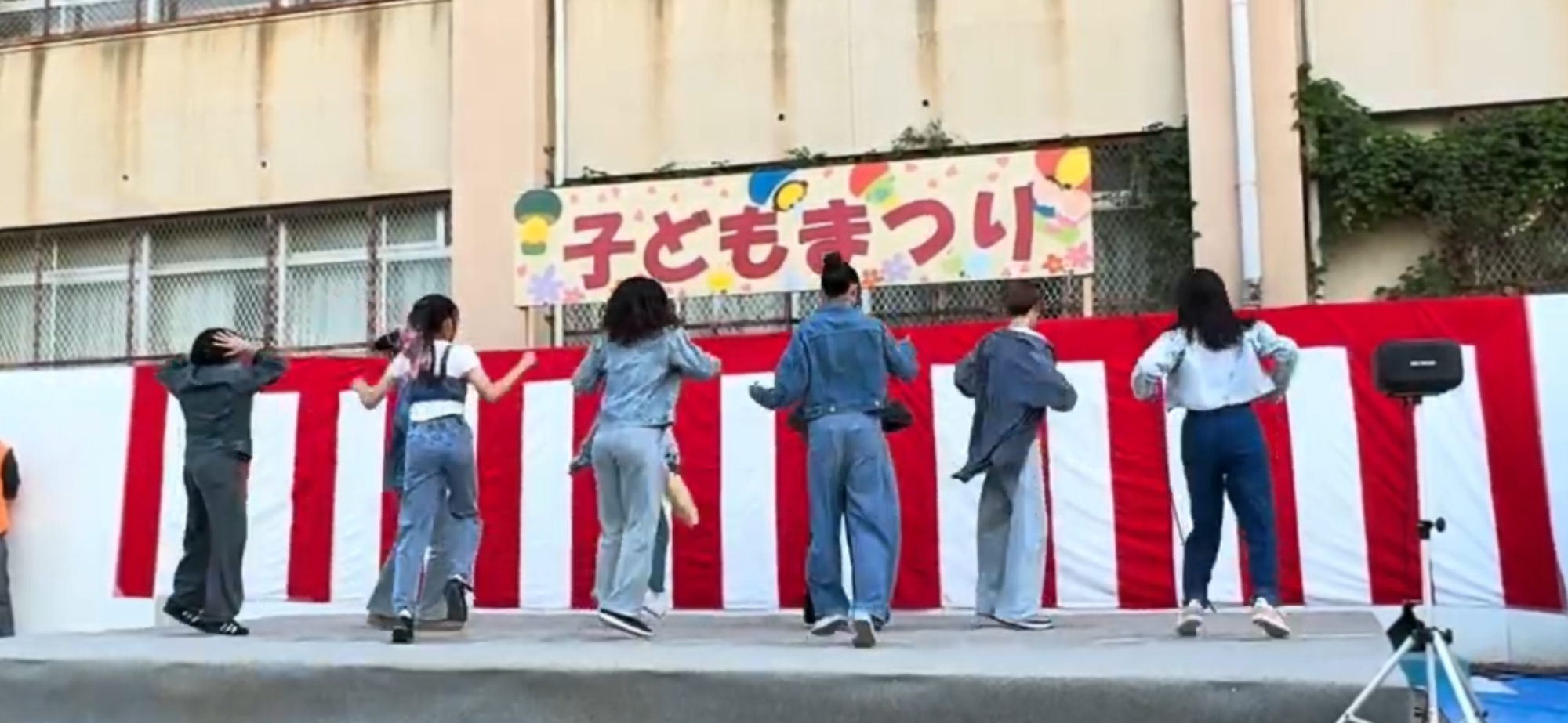 HIPHOP講座生がハート子ども祭りでダンスを披露している様子