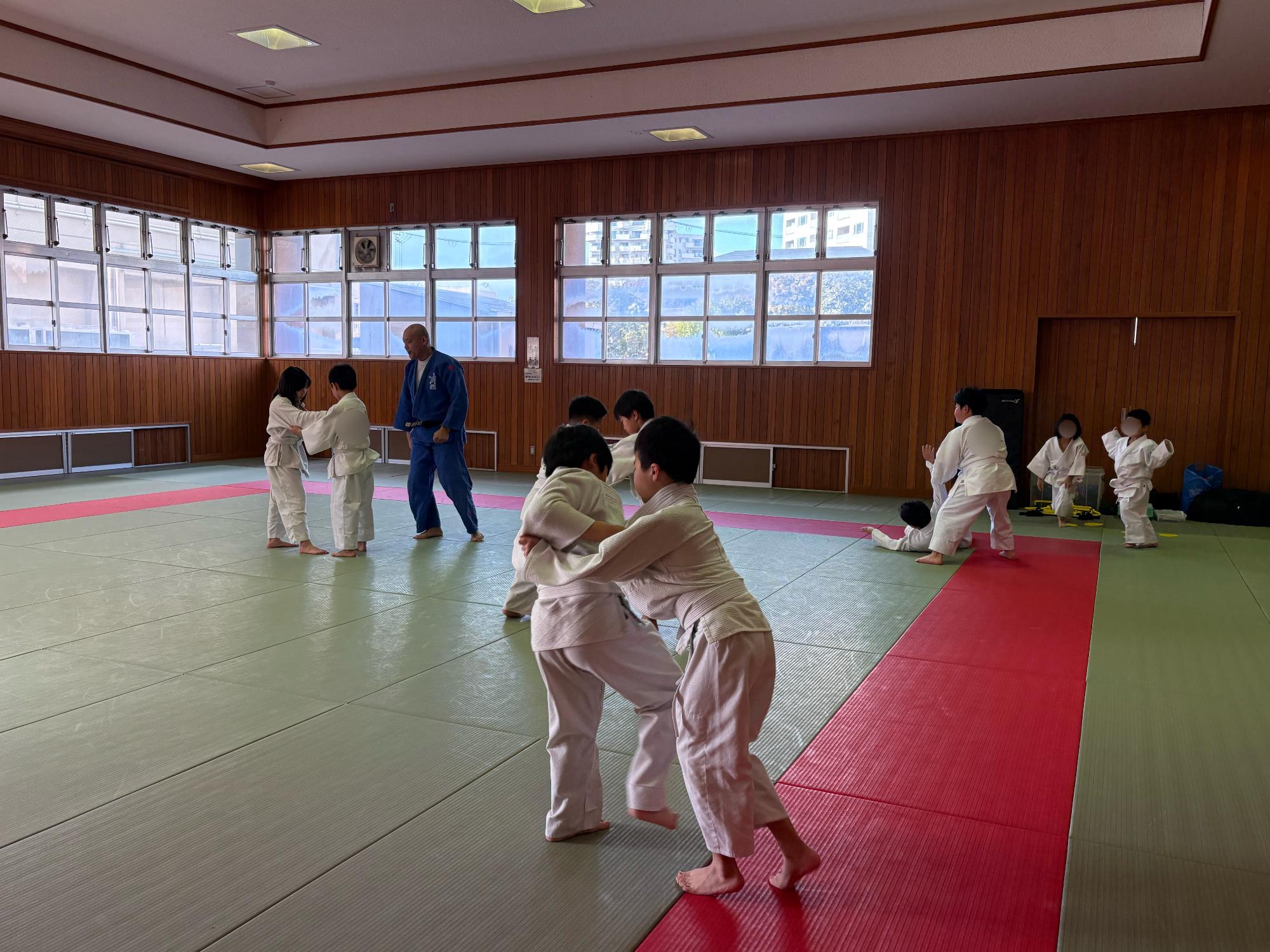 講座生が柔道をしている様子
