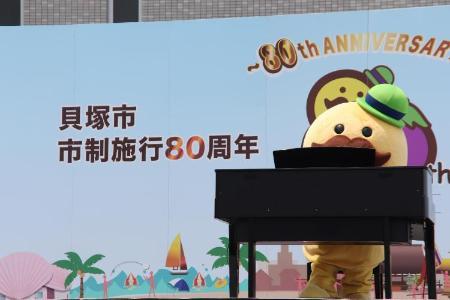 ピアノを弾くつげさんの写真です