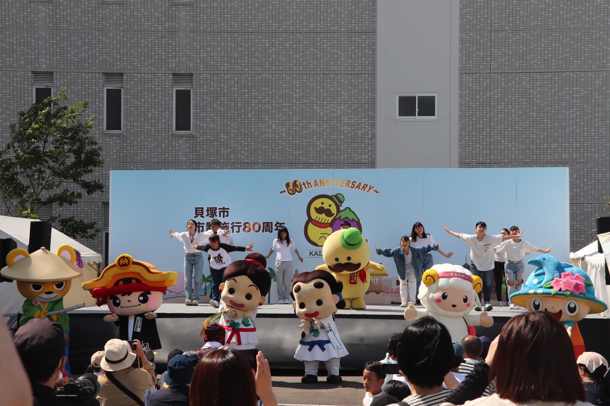 ステージで踊るつげさんの写真です