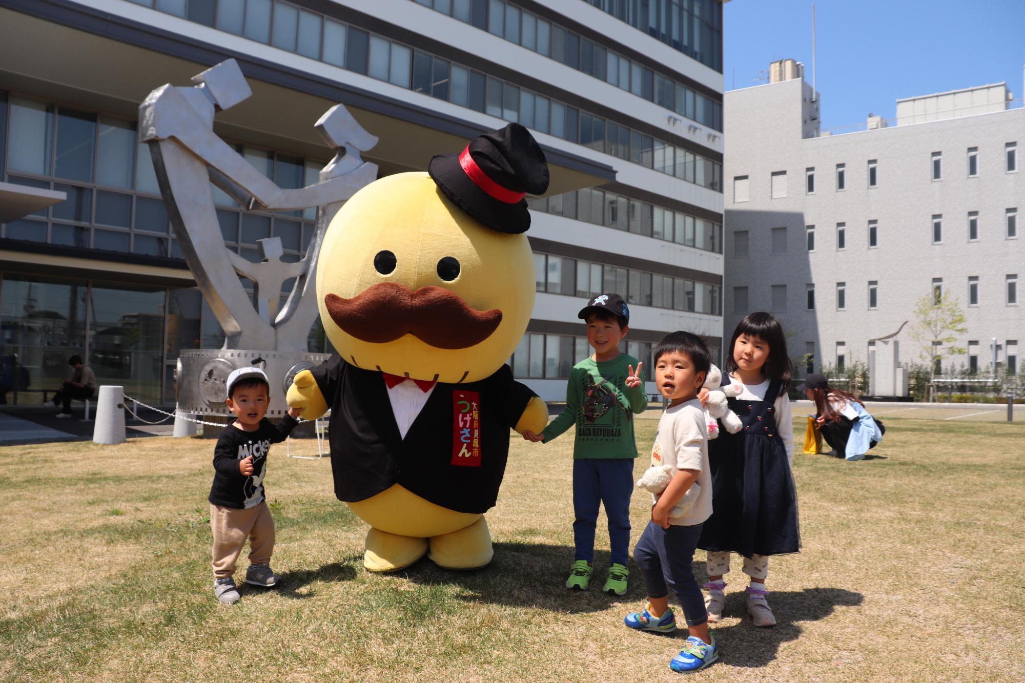 こどもたちと遊ぶつげさんの写真です