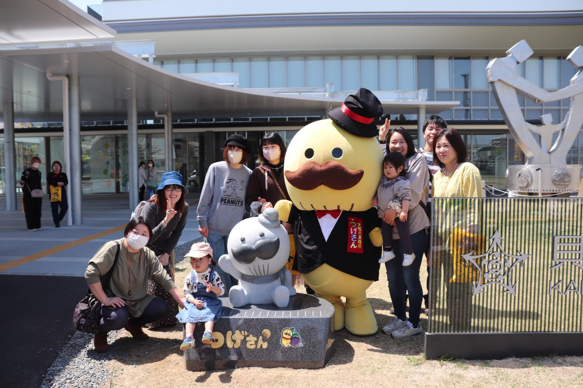石像の前でみんなで記念撮影をする写真です